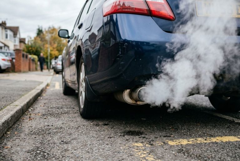 Pourquoi ma voiture fume-t-elle blanc et sent-elle mauvais ?