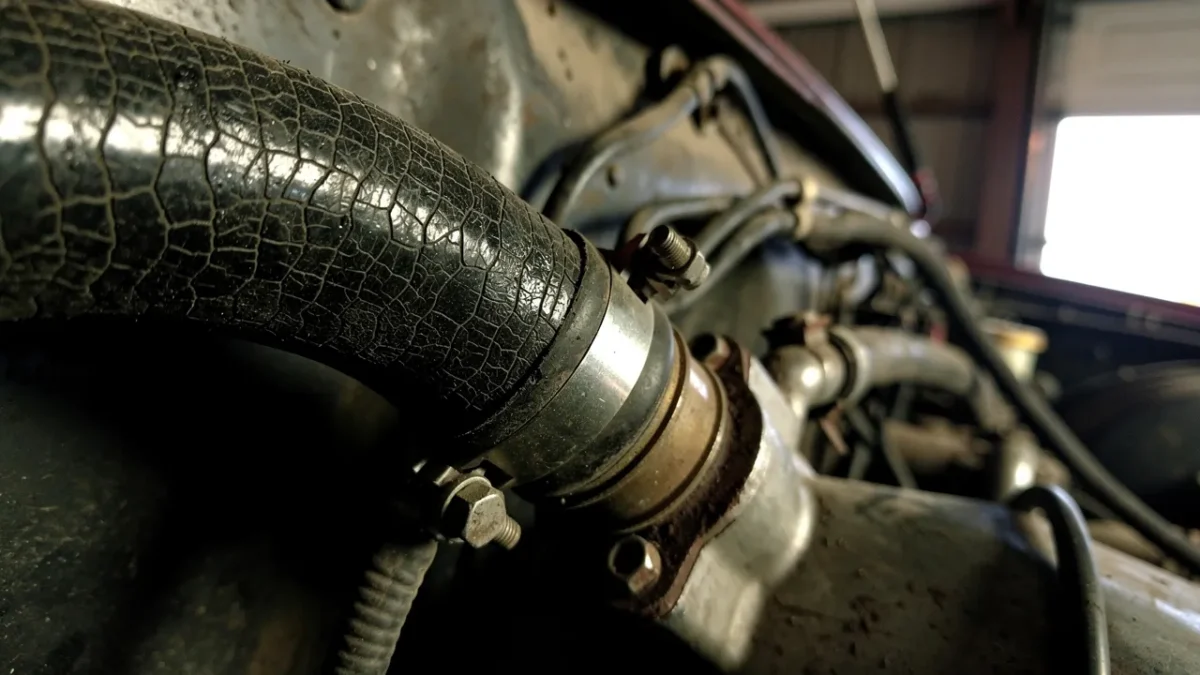 durite de moteur craquelee et usee dans le compartiment moteur d une voiture Durite de moteur craquelée et usée dans le compartiment moteur d'une voiture ancienne