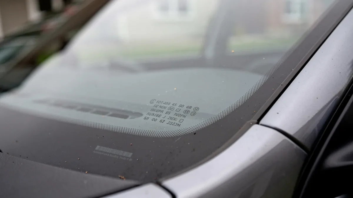 numero d identification de 17 caracteres visible en bas du pare brise Numéro d'identification de 17 caractères visible en bas du pare-brise d'une voiture, côté conducteur